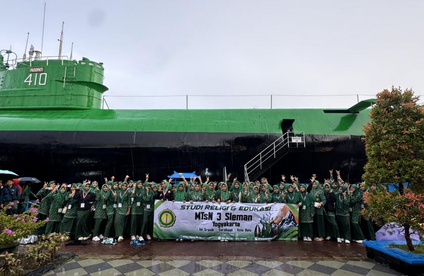 Siswa MTsN 3 Sleman Jelajahi KRI Pasopati 410 di Monkasel Surabaya