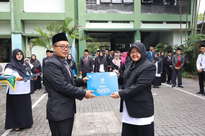 Hj. Miftakhatul Arbanginah, S.Ag. Guru MTs Negeri 3 Sleman Terima Anugerah Karya Satya