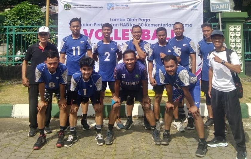 Torehkan Prestasi, Guru MTsN 3 Sleman Ikut Lomba Voli Antar Sleman Jadi yang Terbaik