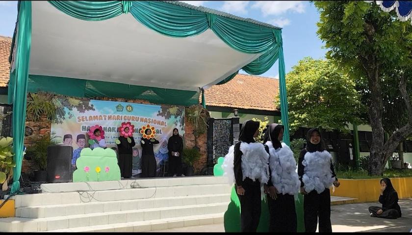 Drama Musikal Kelas 7A Meriahkan Peringatan Hari Guru Nasional