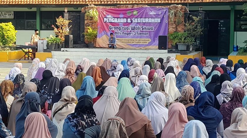 Qiroah yang Memukau dalam Pengajian Orangtua Siswa MTsN 3 Sleman