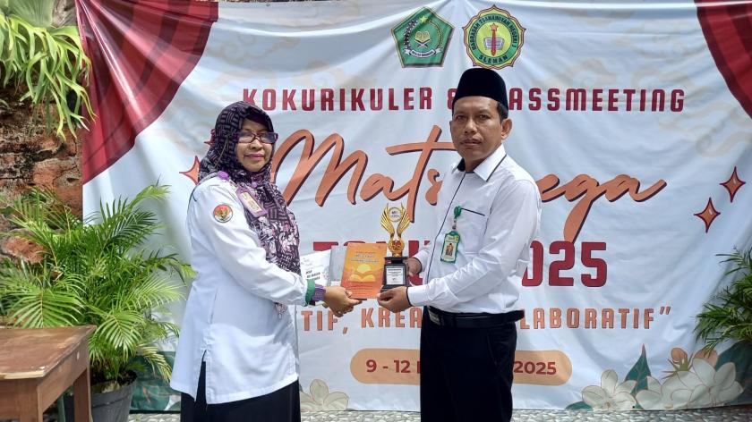 Persembahkan Piala Penulis Aktif, Guru MTs Negeri 3 Sleman Ukir Prestasi Melalui Literasi