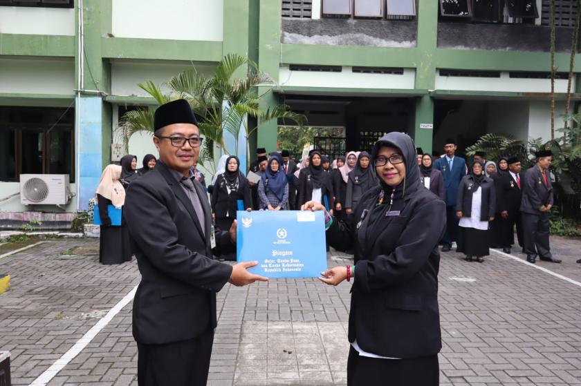 Gelar Tanda Jasa Kehormatan Presiden RI Diterima Marlina Lestari, S.Pd. MTsN 3 Sleman