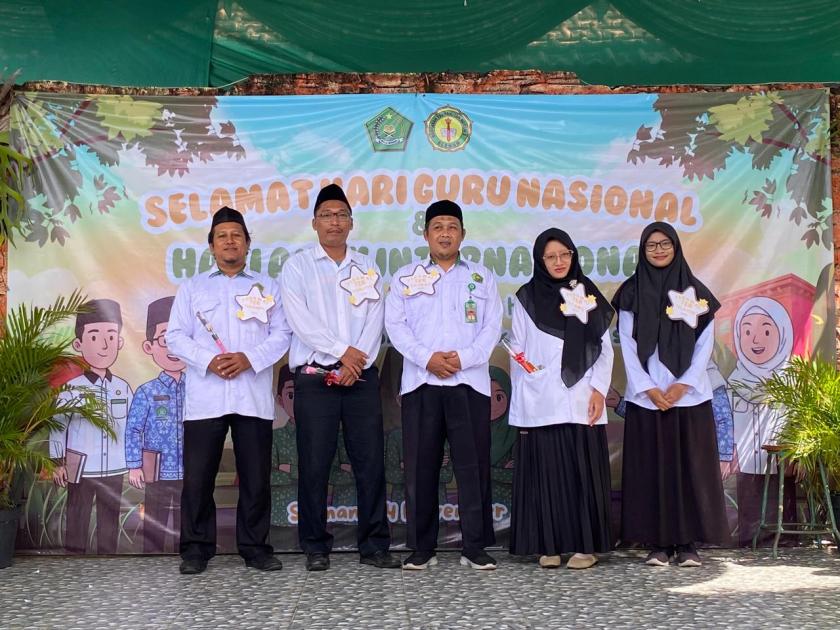 Kejutan Hari Guru Oleh Murid MTs Negeri 3 Sleman Juga Untuk Para Pegawai