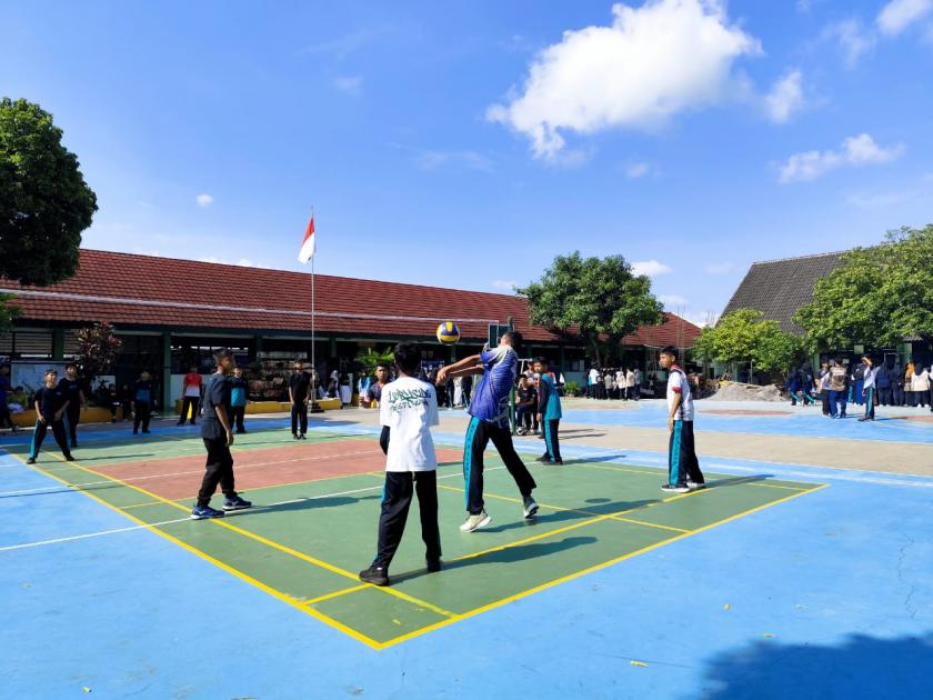 Spiker Tajam dan Dukungan Histeris Warnai Perempat Final Bola Voli MTsN 3 Sleman