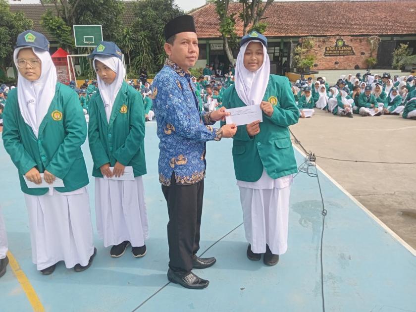 MTsN 3 Sleman Beri Reward Bagi Peminjam Buku Teraktif Perpustakaan Daarus Shaqofah