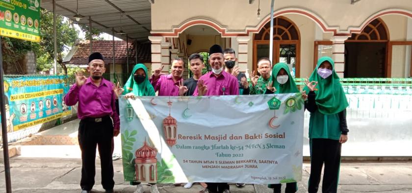 Tanamkan Karakter Peduli Lingkungan, MTs Negeri 3 Sleman Adakan “Reresik Masjid” pada Harlah ke-54