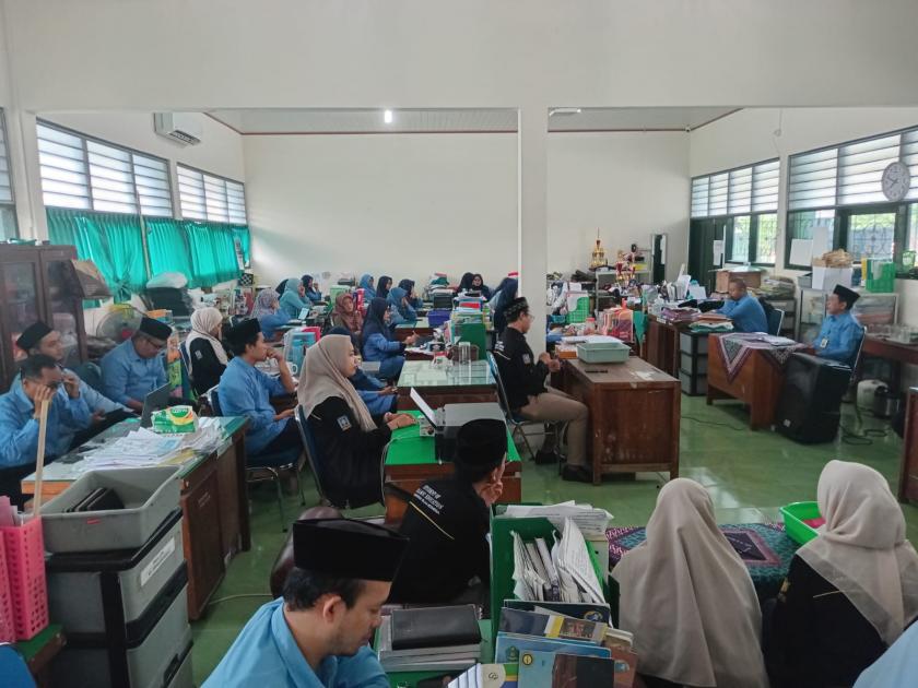 Tingkatkan Sinergi dan Semangat Kerja Warga Madrasah, MTsN 3 Sleman Adakan Briefing Rutin Madrasah di Pagi Cerah