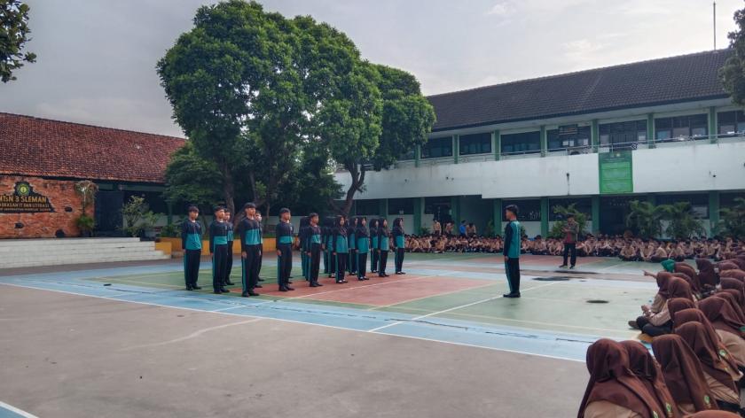 Derap Menyala, Mental Membara, Tonti Widhapara MTs Negeri 3 Sleman Unjuk Kekuatan Jelang Laga
