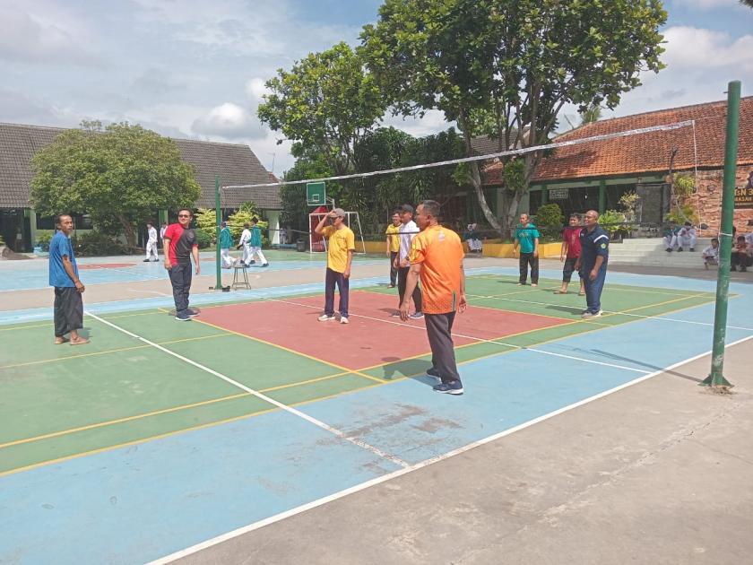 Semangat Menggema, Kekompakan Menyala: Tim Voli MTsN 3 Sleman Siap Berlaga