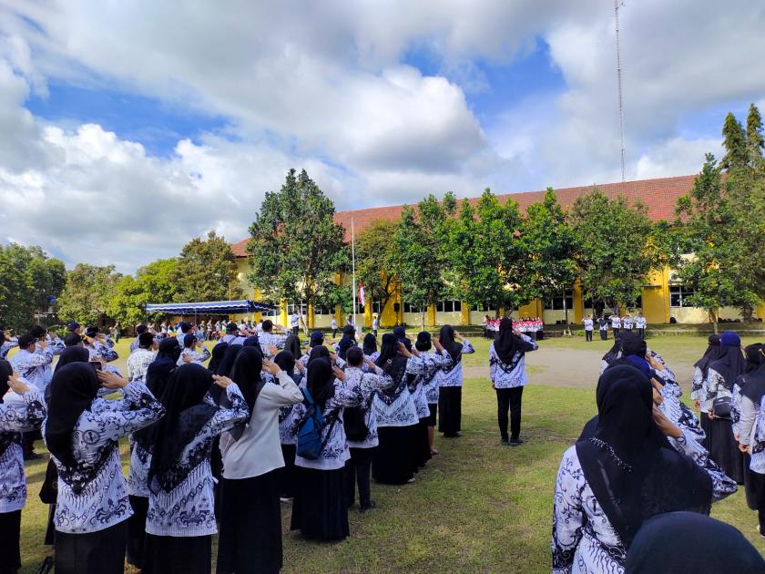 Peringati Hari Guru Nasional dan PGRI, Kepala MTs N 3 Sleman Hadiri Upacara Kapanewon