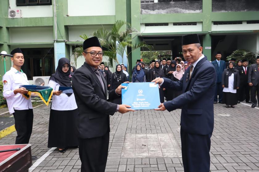 Terima Satya Lancana H. Masruri, S.Pd.I. Guru MTs Negeri 3 Sleman Ucap Syukur dan Bahagia