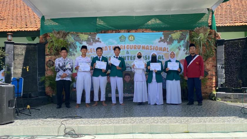 MTsN 3 Sleman Beri Penghargaan Siswa-Siswi Tersantun dalam Rangka Hari Guru Nasional dan Hari Anak Internasional 2025