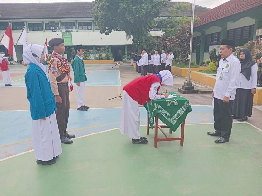 Kepala MTsN 3 Sleman Resmi Lantik Pengurus PMR Masa Bakti 2025/2026