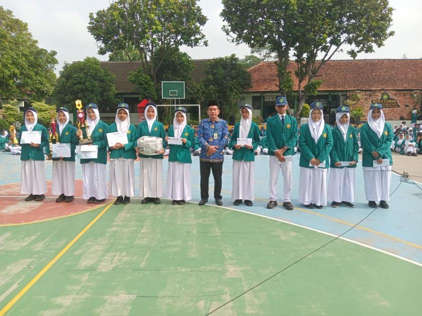 MTsN 3 Sleman Anugerahi Pengunjung Teraktif Perpustakaan Daarus Shaqofah