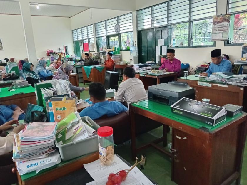 Briefing Rutin Guru Pegawai MTsN 3 Sleman, Agendakan Perketat Sistem Pengawasan Kegiatan Keagamaan Siswa