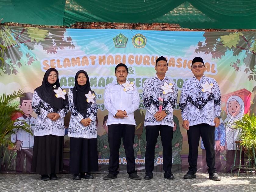 Peringati Hari Guru Nasional, MTsN 3 Sleman Berikan Penghargaan Kepada para Guru