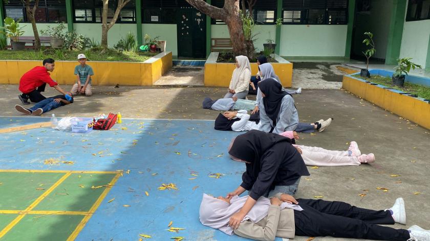 Kegiatan Ekstrakurikuler PMR MTs N 3 Sleman Pelajari Pemeriksaan Dini Kecelakaan