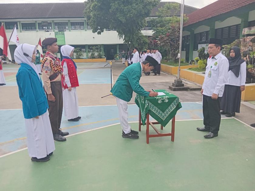 Cetak Generasi Agamis, MTs N 3 Sleman Lantik Pengurus Rohis