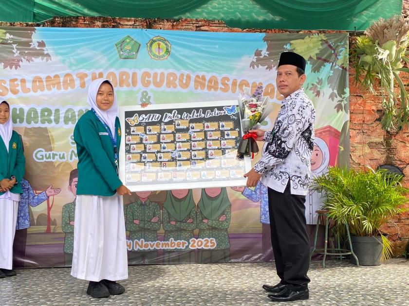 Momen Haru Peringatan HGN: Siswa MTsN 3 Sleman Persembahkan Gallery Wall dan Anugerahkan Penghargaan untuk Guru