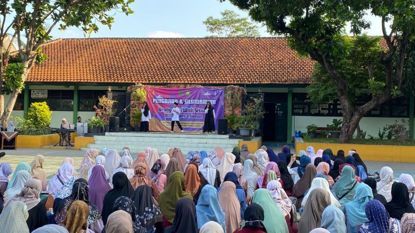 Tim Nasyid MTs Negeri 3 Sleman Warnai Pengajian Orang Tua dengan Penampilan Inspiratif