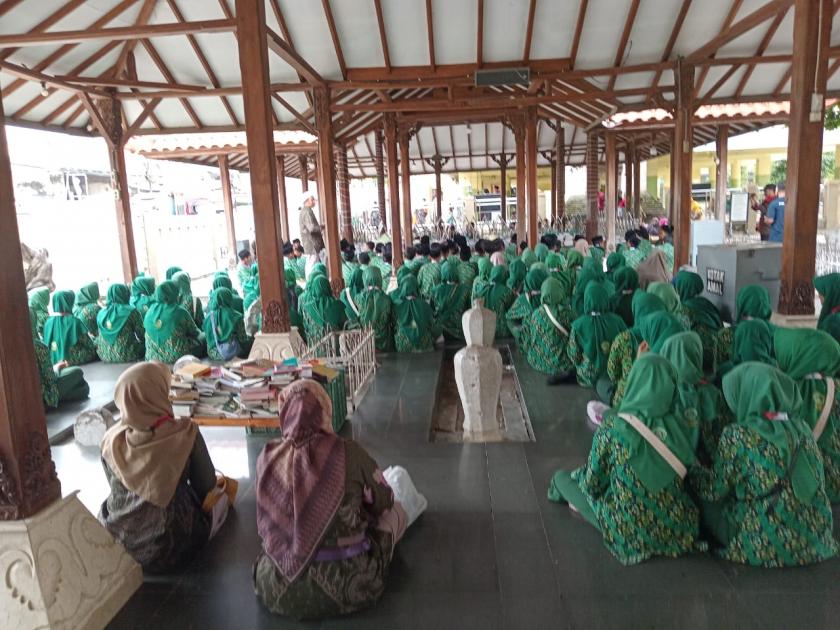 Perdalam Sejarah Dakwah Wali Songo, Siswa MTsN 3 Sleman Gelar Studi Religi ke Makam Sunan Gresik
