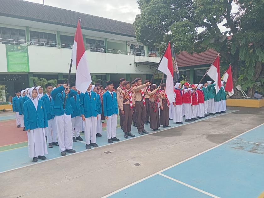 Lantik Ketua dan Pengurus OSIS, Kepala MTs Negeri 3 Sleman Mengambil Sumpah