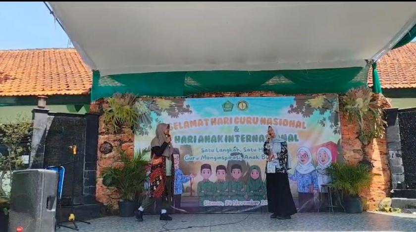 Penampilan Khodijah dan Hana Mengguncang Panggung Talent Show MTs Negeri 3 Sleman