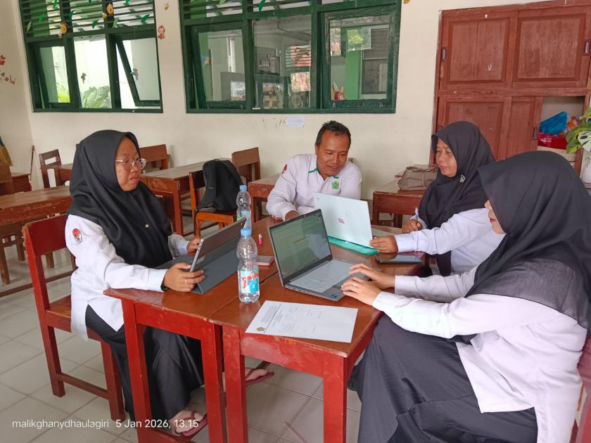 Persiapkan Semester Genap, MGMP IPS-PPKn MTsN 3 Sleman Bedah Capaian Pembelajaran