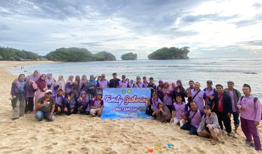 Mengikat Silaturahmi, Menguatkan Harmoni: Family Gathering MTsN 3 Sleman Goes To Pacitan