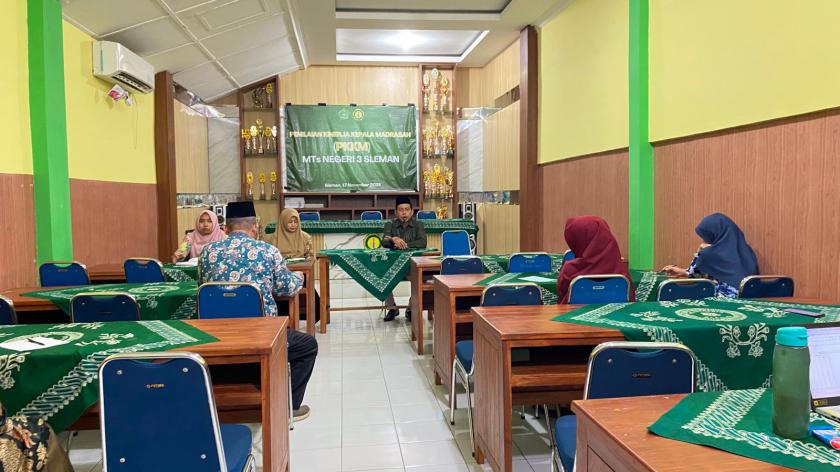 Kolaborasi Hari Guru dan Hari Anak Internasional, MTsN 3 Sleman Gelar Rapat Koordinasi Persiapan