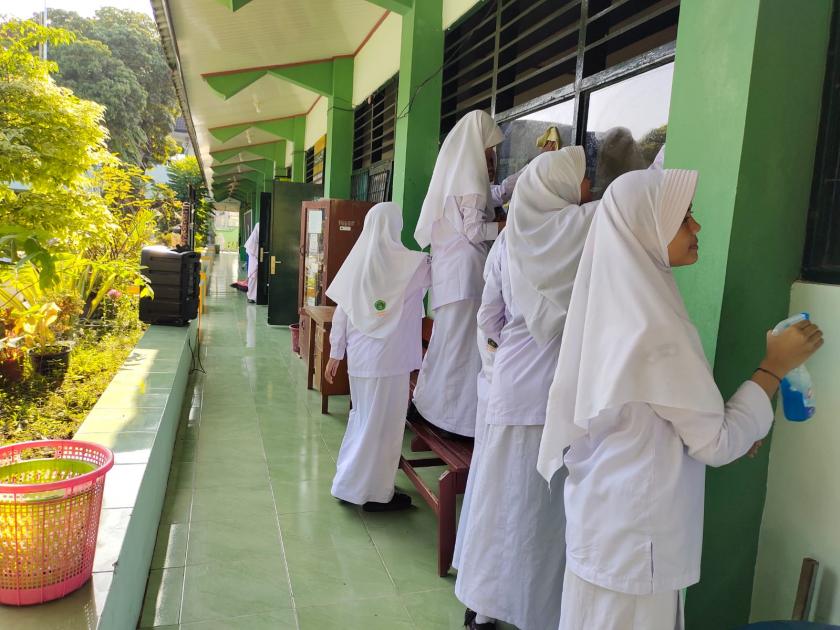 Ciptakan Lingkungan Bersih Nyaman, MTs Negeri 3 Sleman Gelar Kerja Bakti