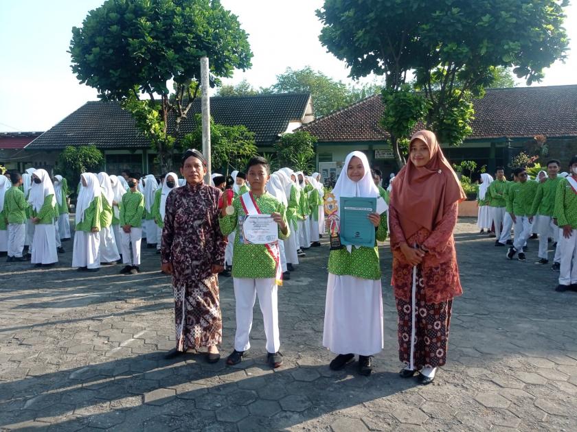 Peringati Hari Lahir  Pancasila, MTsN 3 Sleman Bagikan Hadiah bagi Siswa Berprestasi