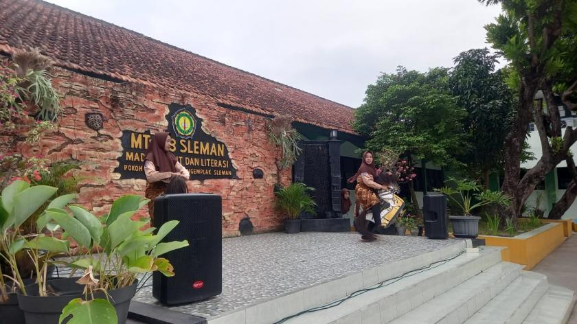 Memukau, Penampilan Tari Warok dalam Matsanega Talent Show MTsN 3 Sleman