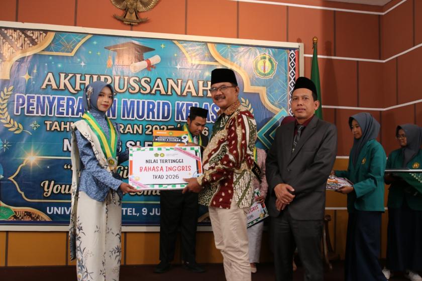 Putri Sekar Raih Nilai Sempurna TKAD Bahasa Inggris, Terima Penghargaan pada Akhirussanah Kelas IX