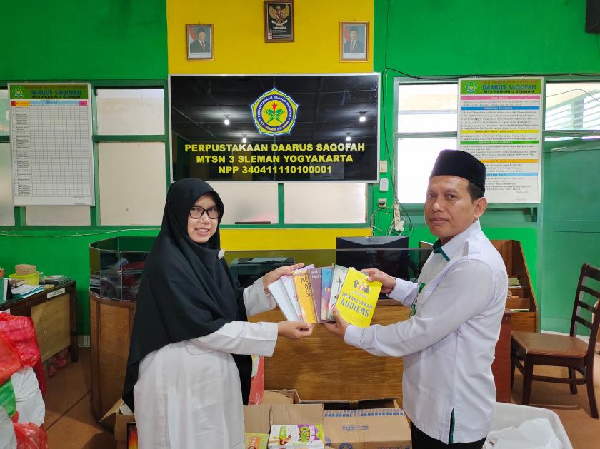 Perpustakaan Daarus Saqofah MTs Negeri 3 Sleman Terima Wakaf Buku dari Guru dan Pegawai
