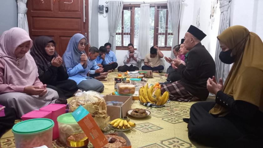 Menjemput Berkah Umrah: Kunjungan Kasih MTsN 3 Sleman ke Rumah Bapak Nur Huda