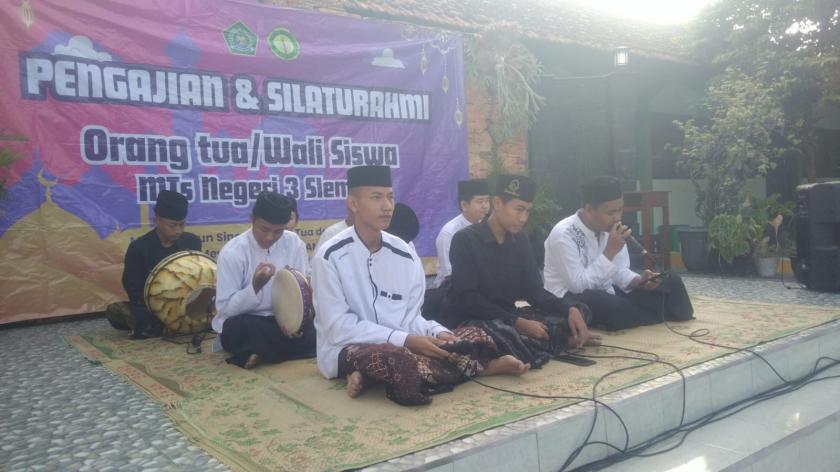Tim Hadroh MTsN 3 Sleman Unjuk Skill di Momen Pengajian Awal Tahun POT