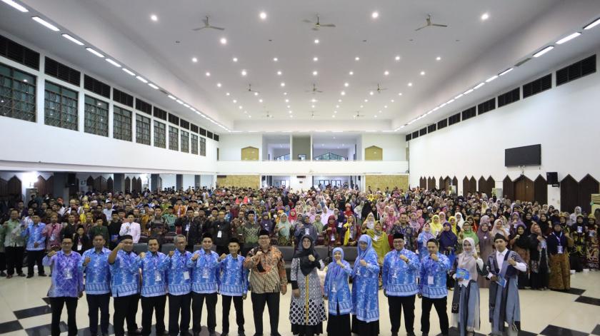 Meriah, Kontingen MTs Negeri 3 Sleman Hadiri Pembukaan Grand Final OBA-7 Tahun 2024