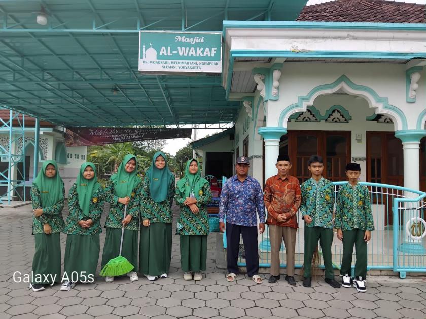 Perkuat Karakter Peduli, Murid MTs Negeri 3 Sleman Bersih-Bersih Masjid Bulan Ramadhan