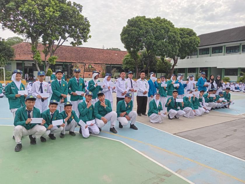 Pembagian Reward Lomba Kebersihan Kelas, Pacu Semangat Siswa Menjaga Lingkungan Madrasah