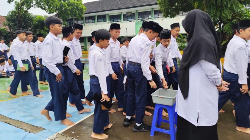 Menanamkan Kepedulian Sejak Dini, Siswa MTsN 3 Sleman Antusias Berinfak