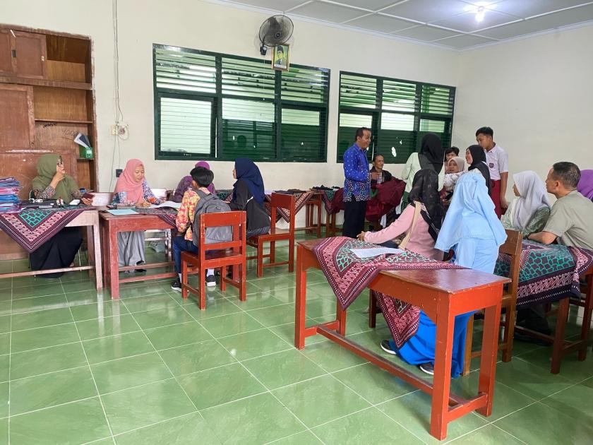 Hujan Badai Bukan Penghalang Calon Siswa MTs Negeri 3 Sleman Lakukan Daftar Ulang
