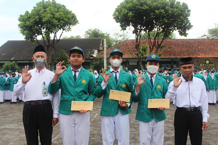 Kepala MTs Negeri 3 Sleman Beri Reward untuk Siswa Peraih Tiga Besar PPAD II