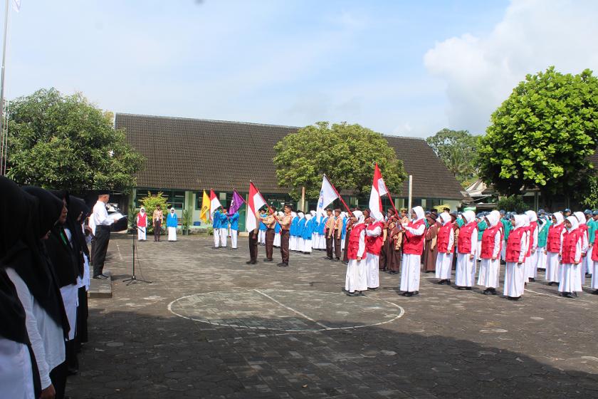 Kepala MTsN 3 Sleman Lantik  Pengurus OSIM, MP dan PMR Baru