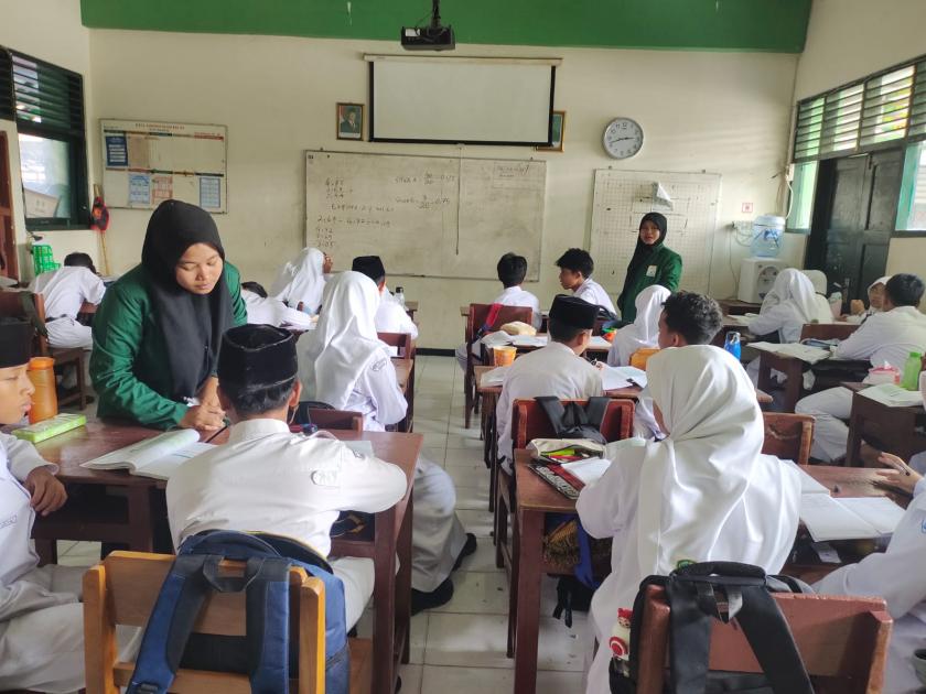 Tahap Observasi Mahasiswa Pengenalan Lapangan Persekolahan UIN SUKA di MTs Negeri 3 Sleman, Sinkronkan Materi