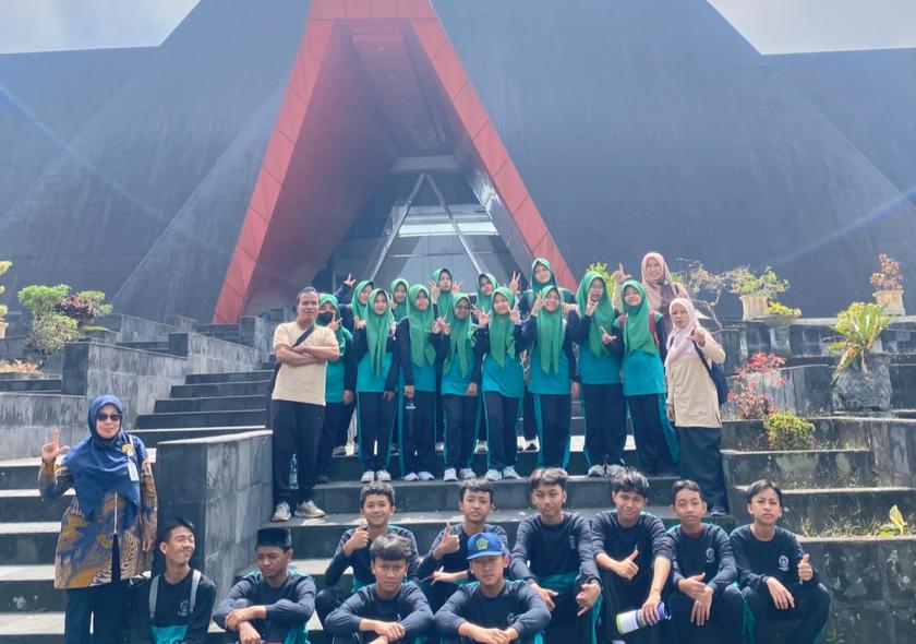 Menjelajah dan Belajar Sejarah, Siswa MTsn 3 Sleman Tutup Kunjungan Edukatif di Museum Merapi