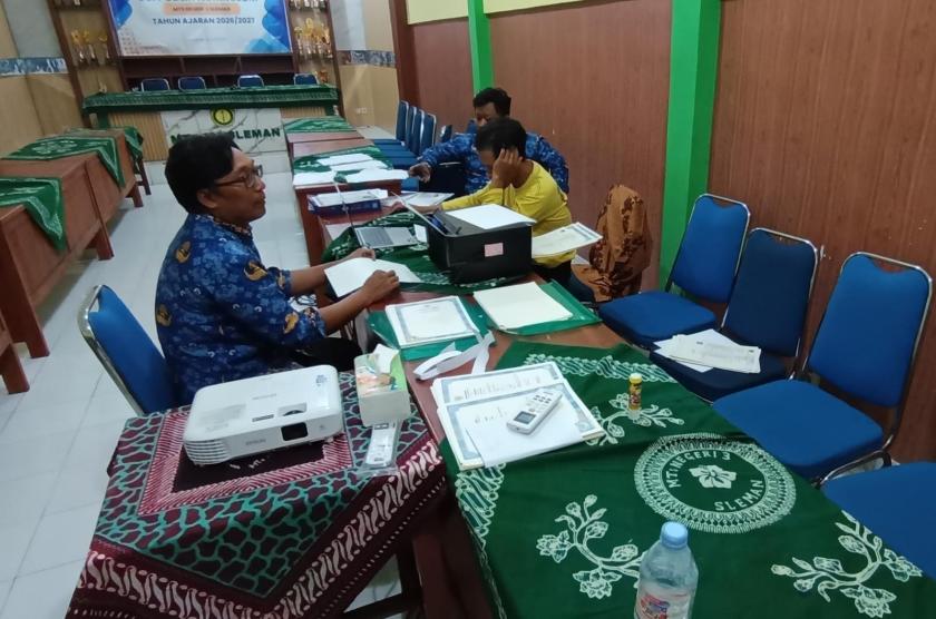 Selesaikan Proses dengan Teliti, MTsN 3 Sleman Rampungkan Pencetakan Ijazah Kelas IX Tahun Ajaran 2025/2026