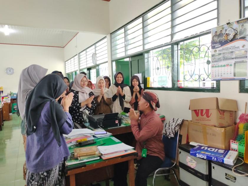 Penuh Haru, Siswa Kelas IX Mohon Doa Restu Kepada Seluruh Guru