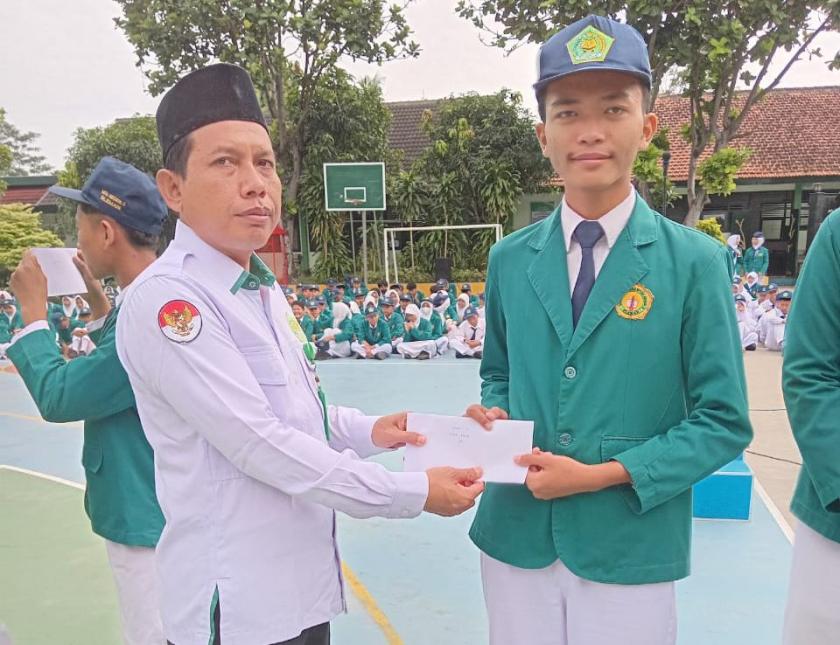 MTsN 3 Sleman Bagikan Hadiah Estafet Tongkat pada Lomba Kemerdekaan RI